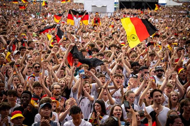 Fans of the German national team cheer and celebrate at the fan festival with public viewing on Stuttgarts Schlossplatz during the quarter-final against Spain Stuttgart, EURO2024 Fanfest Schlossplatz, 05 07 2024 Stuttgart Copyright: xDennisxDuddek xEibnerxPressefotox EP_DDK