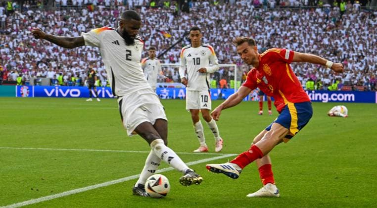 05 07 2024, xsltx, Football EM 2024 1 4 Final, Germany Spain emspor, v l Antonio Ruediger Germany , Joselu Spain duel, action, action, battle for the ball DFL DFB REGULATIONS PROHIBIT ANY USE OF PHOTOGRAPHS as IMAGE SEQUENCES and or QUASI VIDEO Stuttgart