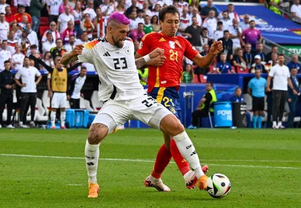05 07 2024, xsltx, Football EM 2024 1 4 Final, Germany Spain emspor, v l Robert Andrich Germany , Mikel Oyarzabal Spain duel, action, action, battle for the ball DFL DFB REGULATIONS PROHIBIT ANY USE OF PHOTOGRAPHS as IMAGE SEQUENCES and or QUASI VIDEO Stuttgart