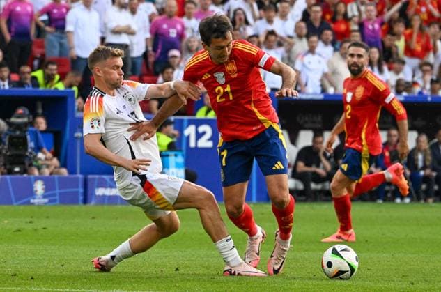 05 07 2024, xsltx, Football EM 2024 1 4 Final, Germany Spain emspor, v l Florian Wirtz Germany , Mikel Oyarzabal Spain duel, action, action, battle for the ball DFL DFB REGULATIONS PROHIBIT ANY USE OF PHOTOGRAPHS as IMAGE SEQUENCES and or QUASI VIDEO Stuttgart