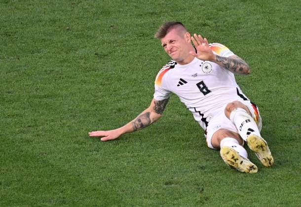 05 07 2024, xjhx, Football EM 2024 1 4 Final, Germany Spain emspor, v l Toni Kroos German Football National Team DFB injured, injury, DFL DFB REGULATIONS PROHIBIT ANY USE OF PHOTOGRAPHS as IMAGE SEQUENCES and or QUASI VIDEO Stuttgart