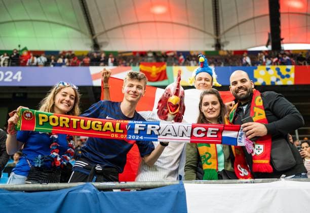 Fan warm up for Portugal v France, UEFA EURO, EM, Europameisterschaft,Fussball 2024, Hamburg, Germany Hamburg, Germany. 05th, July 2024. Football fans of France are ready on the stands before the UEFA Euro 2024 quarter final match between Portugal and France at Volksparkstadion in Hamburg. Hamburg Germany  Copyright: xGonzalesxPhoto FrederikkexJensenx