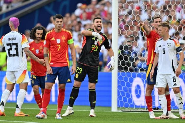 240705 EURO2024 SPAIN VS GERMANY goalkeeper Unai Simon (23) of Spain reacts during a soccer game between the national teams of Spain and Germany in the Quarter Final stage of the UEFA EURO, EM, Europameisterschaft,Fussball 2024 tournament , on Friday 5 July 2024 in Stuttgart , Germany . PHOTO SPORTPIX David Catry STUTTGART GERMANY  Copyright: xx 472133