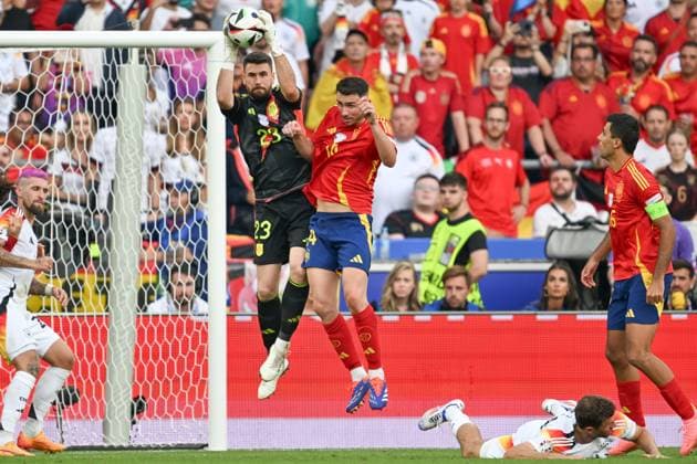 240705 EURO2024 SPAIN VS GERMANY goalkeeper Unai Simon (23) of Spain and Aymeric Laporte (14) of Spain pictured in action during a soccer game between the national teams of Spain and Germany in the Quarter Final stage of the UEFA EURO, EM, Europameisterschaft,Fussball 2024 tournament , on Friday 5 July 2024 in Stuttgart , Germany . PHOTO SPORTPIX David Catry STUTTGART GERMANY  Copyright: xx 472135