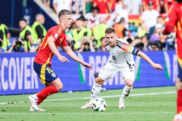 Sport, Football, UEFA EURO 2024 quarter-final Spain Germany 05 07 2024, Stuttgart Arena Dani Olmo Spain, 10 Joshua Kimmich Germany, 6 Stuttgart Stuttgart Arena Baden Württemberg Germany
