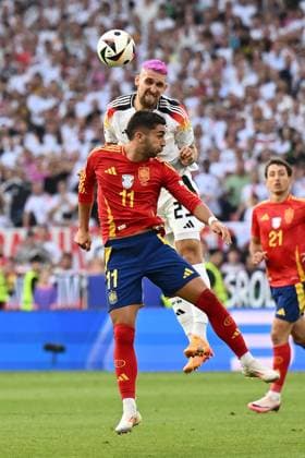 05 07 2024, xscotx, European Football Championship 2024 quarter final, Spain Germany, emspor, v l Robert Andrich German National Football Team DFB Ferran Torres Garcia Spain duel, action, action, battle for the ball Stuttgart