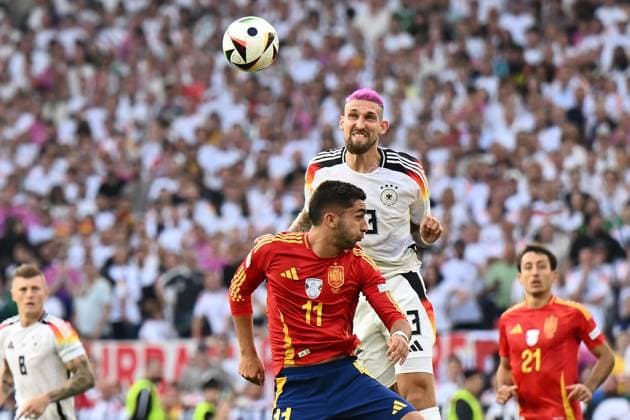 05 07 2024, xscotx, European Football Championship 2024 quarter final, Spain Germany, emspor, v l Robert Andrich German National Football Team DFB Ferran Torres Garcia Spain duel, action, action, battle for the ball Stuttgart