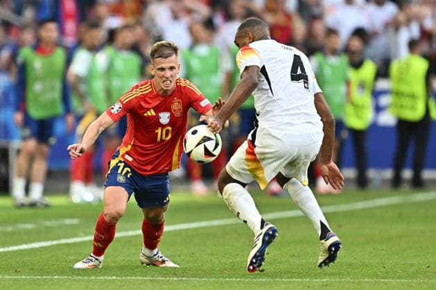 05 07 2024, xscotx, European Football Championship 2024 quarter-final, Spain Germany, emspor, v l Daniel Olmo Carvajal Spain Jonathan Tah German national football team DFB duel, action, action, battle for the ball Stuttgart