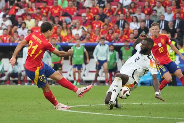 Antonio Rüdiger Germany Germany, 02 blocks the shot of Mikel Oyarzabal Spain Spain, 21 Stuttgart 05 07 2024 Germany vs Spain, EURO2024, Quarterfinals, M45, EM Arena Stuttgart