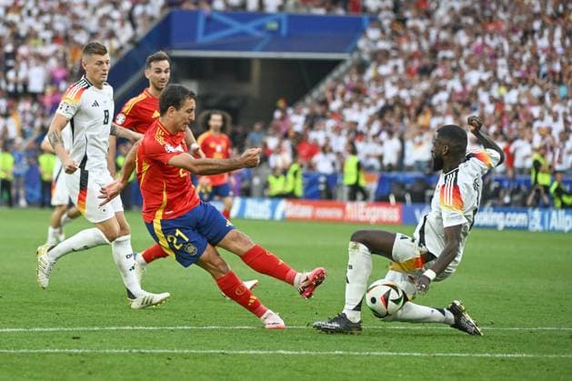 05 07 2024, xpsx, Football EM 2024 1 4 Final, Germany Spain emspor, v l Mikel Oyarzabal Spain, 21 , Antonio Ruediger Rüdiger, Germany, 2 duel, duel, fight, tackle DFL DFB REGULATIONS PROHIBIT ANY USE OF PHOTOGRAPHS as IMAGE SEQUENCES and or QUASI VIDEO Stuttgart