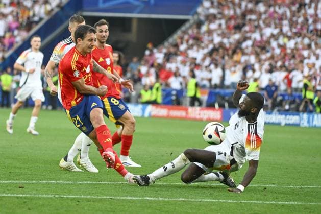 05 07 2024, xpsx, Football EM 2024 1 4 Final, Germany Spain emspor, v l Mikel Oyarzabal Spain, 21 , Antonio Ruediger Rüdiger, Germany, 2 duel, duel, fight, tackle DFL DFB REGULATIONS PROHIBIT ANY USE OF PHOTOGRAPHS as IMAGE SEQUENCES and or QUASI VIDEO Stuttgart