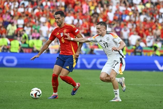 05 07 2024, xpsx, Football EM 2024 1 4 Final, Germany Spain emspor, v l Mikel Merino Spain, 6 , Florian Wirtz Germany, 17 duel, fight, tackle DFL DFB REGULATIONS PROHIBIT ANY USE OF PHOTOGRAPHS as IMAGE SEQUENCES and or QUASI VIDEO Stuttgart