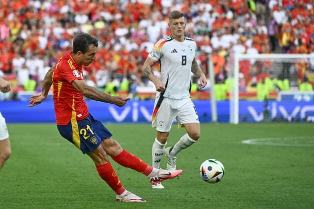 05 07 2024, xpsx, Football EM 2024 1 4 Final, Germany Spain emspor, v l Mikel Oyarzabal Spain, 21 shoots the ball on goal, shot on goal, shot DFL DFB REGULATIONS PROHIBIT ANY USE OF PHOTOGRAPHS as IMAGE SEQUENCES and or QUASI VIDEO Stuttgart