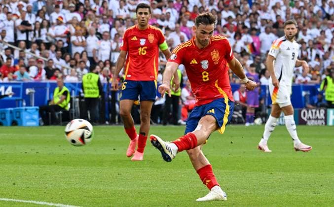 05 07 2024, xsltx, Football EM 2024 1 4 Final, Germany Spain emspor, v l Fabian Spain with shot on goal DFL DFB REGULATIONS PROHIBIT ANY USE OF PHOTOGRAPHS as IMAGE SEQUENCES and or QUASI VIDEO Stuttgart