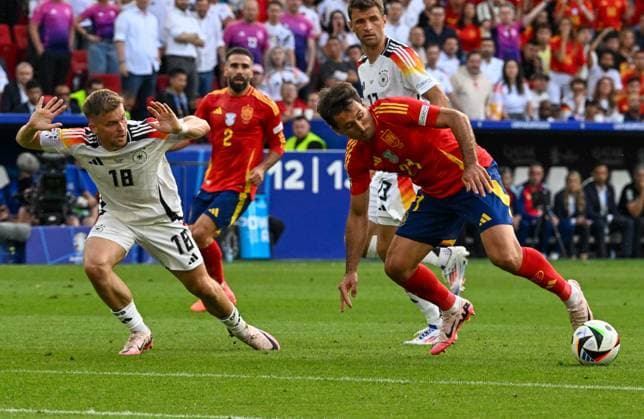 05 07 2024, xsltx, Football EM 2024 1 4 Final, Germany Spain emspor, v l Maximilian Mittelstaedt Germany , Mikel Oyarzabal Spain duel, action, action, battle for the ball DFL DFB REGULATIONS PROHIBIT ANY USE OF PHOTOGRAPHS as IMAGE SEQUENCES and or QUASI VIDEO Stuttgart