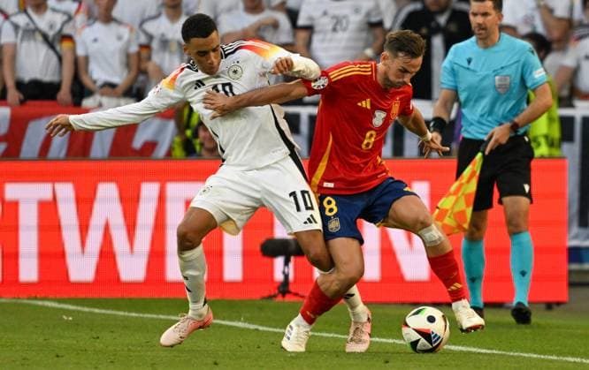 05 07 2024, xsltx, Football EM 2024 1 4 Final, Germany Spain emspor, v l Jamal Musiala Germany , Fabian Spain duel, action, action, battle for the ball DFL DFB REGULATIONS PROHIBIT ANY USE OF PHOTOGRAPHS as IMAGE SEQUENCES and or QUASI VIDEO Stuttgart