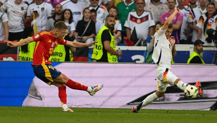 05 07 2024, xsltx, Football EM 2024 1 4 Final, Germany Spain emspor, v l Dani Olmo Spain , Mikel Merino Spain duel, action, action, battle for the ball DFL DFB REGULATIONS PROHIBIT ANY USE OF PHOTOGRAPHS as IMAGE SEQUENCES and or QUASI VIDEO Stuttgart