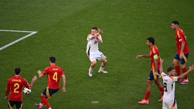 05 07 2024, xjhx, Football EM 2024 1 4 Final, Germany Spain emspor, v l Florian Wirtz Deutsche Fussball Nationalmannschaft DFB gibt Anweisungen, gestikuliert, mit den Armen gestikulieren gives instructions, gesticulate handspiel DFL DFB REGULATIONS PROHIBIT ANY USE OF PHOTOGRAPHS as IMAGE SEQUENCES and or QUASI VIDEO Stuttgart
