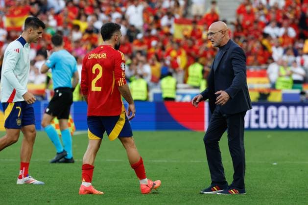 Spain s head coach Luis De la Fuente (R) talks with Dani Carvajal (2-L) during the UEFA EURO, EM, Europameisterschaft,Fussball 2024 s quarter-finals game between Spain and Germany at MHPArena stadium in Stuttgart, Germany, 05 July 2024. Spain vs. Germany !ACHTUNG: NUR REDAKTIONELLE NUTZUNG!  Copyright: xJ.JxGuillenx GRAF2340 20240705-55014072331_1