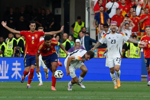 Spain s Rodri (2-R) in action against Germany s Thomas Mueller (2-L) during the UEFA EURO, EM, Europameisterschaft,Fussball 2024 s quarter-finals game between Spain and Germany at MHPArena stadium in Stuttgart, Germany, 05 July 2024. Spain vs. Germany !ACHTUNG: NUR REDAKTIONELLE NUTZUNG!  Copyright: xJ.JxGuillenx GRAF2342 20240705-55014072388_1