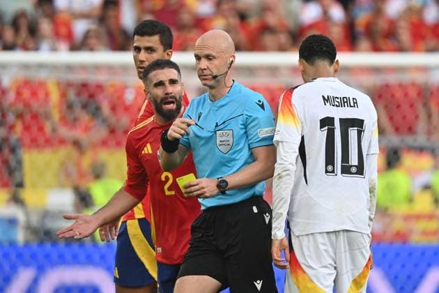 05 07 2024, xjrdrx, Football EM 2024 1 4 Final, Germany Spain emspor, v l Referee Referee Anthony Taylor England Daniel Carvajal Ramos Spain DFL DFB REGULATIONS PROHIBIT ANY USE OF PHOTOGRAPHS as IMAGE SEQUENCES and or QUASI VIDEO Stuttgart