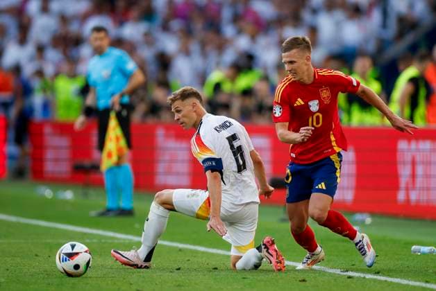 Spain s Dani Olmo (R) in action against Germany s Joshua Kimmich (L) during the UEFA EURO, EM, Europameisterschaft,Fussball 2024 s quarter-finals game between Spain and Germany at MHPArena stadium in Stuttgart, Germany, 05 July 2024. Spain vs. Germany !ACHTUNG: NUR REDAKTIONELLE NUTZUNG!  Copyright: xAlbertoxEstevezx GRAF2345 20240705-55014072404_1