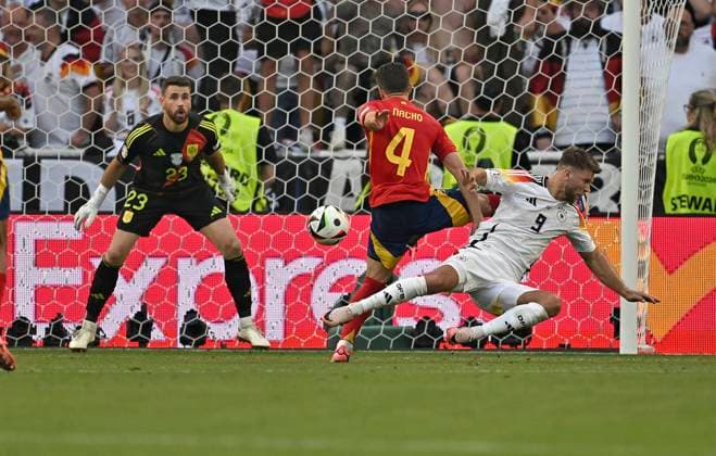05 07 2024, Football UEFA EURO 2024, quarter-final, Spain Germany, in the Stuttgart Arena f l Goalkeeper Simon Unai Spain , Nacho Spain and Niclas Füllkrug Germany during a scoring opportunity