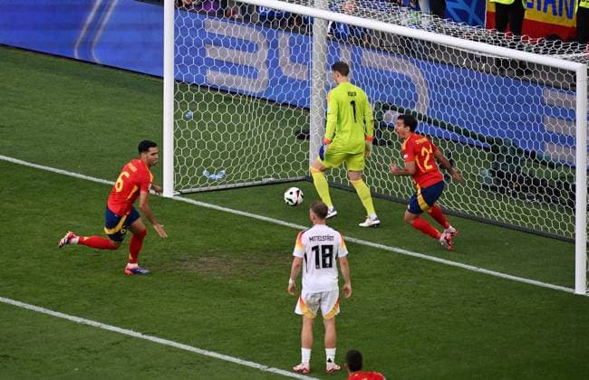 05 07 2024, xjhx, Football EM 2024 1 4 Final, Germany Spain emspor, v l Mikel Merino Zazon Spain celebrate the goal, Der Torjubel zum 2 1 DFL DFB REGULATIONS PROHIBIT ANY USE OF PHOTOGRAPHS as IMAGE SEQUENCES and or QUASI VIDEO Stuttgart