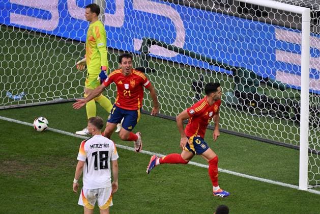 05 07 2024, xjhx, Football EM 2024 1 4 Final, Germany Spain emspor, v l Mikel Merino Zazon Spain celebrate the goal, Der Torjubel zum 2 1 DFL DFB REGULATIONS PROHIBIT ANY USE OF PHOTOGRAPHS as IMAGE SEQUENCES and or QUASI VIDEO Stuttgart