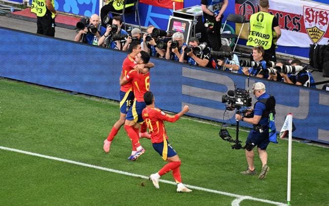 05 07 2024, xjhx, Football EM 2024 1 4 Final, Germany Spain emspor, v l Mikel Merino Zazon Spain celebrate the goal, Der Torjubel zum 2 1 DFL DFB REGULATIONS PROHIBIT ANY USE OF PHOTOGRAPHS as IMAGE SEQUENCES and or QUASI VIDEO Stuttgart