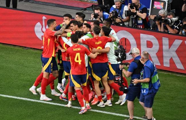 05 07 2024, xjhx, Football EM 2024 1 4 Final, Germany Spain emspor, v l Mikel Merino Zazon Spain celebrate the goal, Der Torjubel zum 2 1 DFL DFB REGULATIONS PROHIBIT ANY USE OF PHOTOGRAPHS as IMAGE SEQUENCES and or QUASI VIDEO Stuttgart