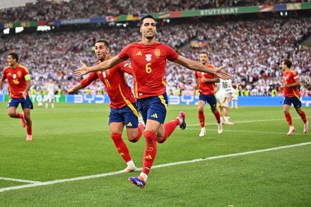 Sport Themen der Woche KW27 Sport Bilder des Tages 05.07.2024, xscotx, Fussball EM 2024 Viertelfinale, Spanien - Deutschland, emspor, v.l. Torjubel nach dem Tor zum celebrating the goal celebrate 2:1 durch Mikel Merino Zazon (Spanien) Stuttgart *** 05 07 2024, xscotx, Euro 2024 quarter-final, Spain Germany, emspor, v l goal celebration after the goal celebrating the goal celebrate 2 1 by Mikel Merino Zazon Spain Stuttgart