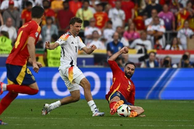 05 07 2024, xpsx, Football EM 2024 1 4 Final, Germany Spain emspor, v l Thomas Mueller Müller, Germany, 13 , Daniel Carvajal Spain, 2 duel, duel, fight, tackle DFL DFB REGULATIONS PROHIBIT ANY USE OF PHOTOGRAPHS as IMAGE SEQUENCES and or QUASI VIDEO Stuttgart