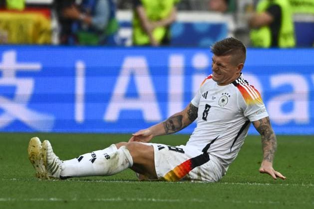 05 07 2024, xpsx, Football EM 2024 1 4 Final, Germany Spain emspor, v l Toni Kroos Germany, 8 injured, injury, injured DFL DFB REGULATIONS PROHIBIT ANY USE OF PHOTOGRAPHS as IMAGE SEQUENCES and or QUASI VIDEO Stuttgart