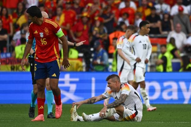 05 07 2024, xpsx, Football EM 2024 1 4 Final, Germany Spain emspor, v l Toni Kroos Germany, 8 injured, injury, injured DFL DFB REGULATIONS PROHIBIT ANY USE OF PHOTOGRAPHS as IMAGE SEQUENCES and or QUASI VIDEO Stuttgart