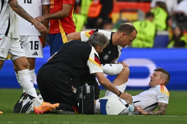 05 07 2024, xpsx, Football EM 2024 1 4 Final, Germany Spain emspor, v l Toni Kroos Germany, 8 injured, injury, injured DFL DFB REGULATIONS PROHIBIT ANY USE OF PHOTOGRAPHS as IMAGE SEQUENCES and or QUASI VIDEO Stuttgart