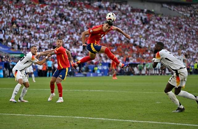 05 07 2024, Football UEFA EURO 2024, Quarter-final, Spain Germany, at Stuttgart Arena Mikel Merino Spain scores to make it 2 1 Antonio Rüdiger Germany is too late