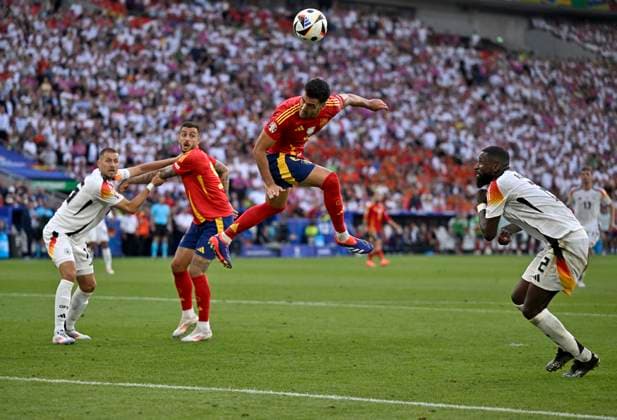 05 07 2024, Football UEFA EURO 2024, Quarter-final, Spain Germany, at Stuttgart Arena Mikel Merino Spain scores to make it 2 1 Antonio Rüdiger Germany is too late