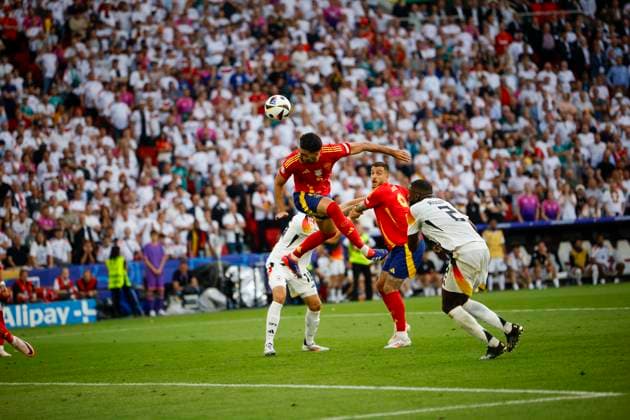 Spain s Mikel Merino (C) heads the ball to score the 2-1 during the UEFA EURO, EM, Europameisterschaft,Fussball 2024 s quarter-finals game between Spain and Germany at MHPArena stadium in Stuttgart, Germany, 05 July 2024. Spain vs. Germany !ACHTUNG: NUR REDAKTIONELLE NUTZUNG!  Copyright: xAlbertoxEstevezx GRAF2354 20240705-55014072568_1