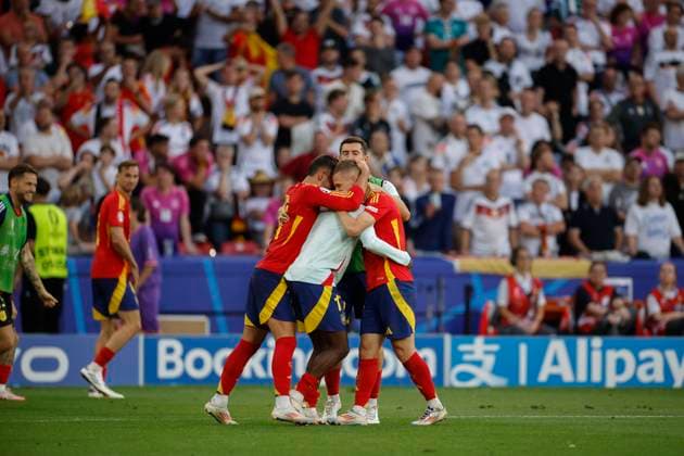 Spain s players jubilate the 2-1 during the UEFA EURO, EM, Europameisterschaft,Fussball 2024 s quarter-finals game between Spain and Germany at MHPArena stadium in Stuttgart, Germany, 05 July 2024. Spain vs. Germany !ACHTUNG: NUR REDAKTIONELLE NUTZUNG!  Copyright: xAlbertoxEstevezx GRAF2359 20240705-55014072579_1