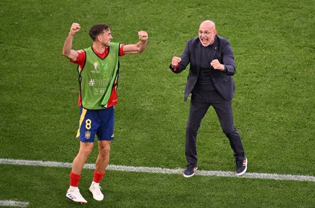 05 07 2024, xjhx, European Football Championship 2024 1 4 Final, Germany Spain emspor, v l Fabian Ruiz Pena Spain , Coach Head Coach Luis De LA Fuente Spain cheer celebrate at the end of the match DFL DFB REGULATIONS PROHIBIT ANY USE OF PHOTOGRAPHS as IMAGE SEQUENCES and or QUASI VIDEO Stuttgart