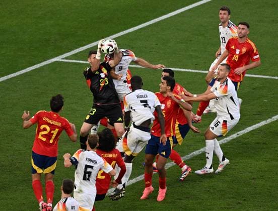 05 07 2024, xjhx, Football EM 2024 1 4 Final, Germany Spain emspor, v l Unai Simon Mendibil Spain , Niclas Füllkrug Deutsche Fussball Nationalmannschaft DFB DFL DFB REGULATIONS PROHIBIT ANY USE OF PHOTOGRAPHS as IMAGE SEQUENCES and or QUASI VIDEO Stuttgart