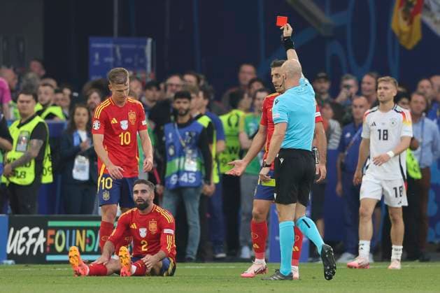Spain v Germany UEFA EURO, EM, Europameisterschaft,Fussball 2024 Quarter-final Dani Carvajal of Spain is sent off by Referee Anthony Taylor during the UEFA Euro 2024 Quarter-final match between Spain and Germany at MHPArena, Stuttgart UK Newspapers OUT Copyright: xPaulxChestertonx FIL-20320-0057