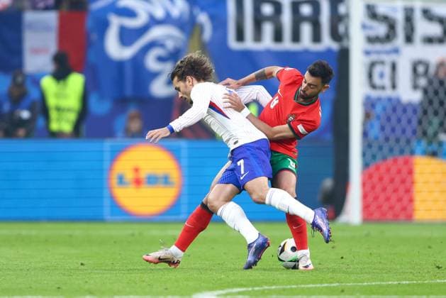 Bruno Fernandes of Portugal and Antoine Griezmann of France Portugal v France, UEFA European Championship, EM, Europameisterschaft 2024, Quarter Final, Football, Volksparkstadion, Hamburg, Germany, 05 Jul 2024 EDITORIAL USE ONLY No use with unauthorised audio, video, data, fixture lists, club league logos or live services. Online in-match use limited to 120 images, no video emulation. No use in betting, games or single club league player publications.  Copyright: xKieranxMcManus Shutterstockx 14571382x