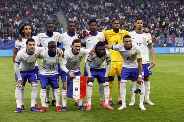 HAMBURG - Back row (l-r) Jules Kounde of France, Dayot Upamecano of France, Randal Kolo Muani of France, Aurelien Tchouameni of France, France goalkeeper Mike Maignan, William Saliba of France. Front row (l-r) Theo Hernandez of France, N Golo Kante of France, Antoine Griezmann of France, Eduardo Camavinga of France, Kylian Mbappe of France during the UEFA EURO, EM, Europameisterschaft,Fussball 2024 quarter-final match between Portugal and France at Volkspark Stadium on July 5, 2024 in Hamburg, Germany. ANP Hollandse Hoogte MAURICE VAN STEEN UEFA EURO 2024 2024 xVIxANPxSportx xVanxSteenxFotografiexIVx 502829419 originalFilename: 502829419.jpg