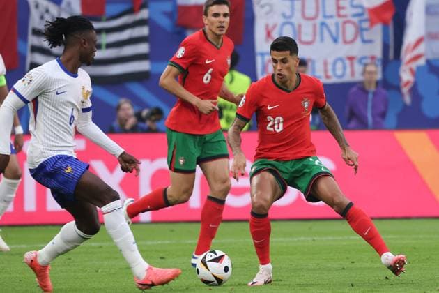 Volksparkstadion, Hamburg UEFA EURO 2024 Germany, Quarterfinal 5 July 2024 , Portugal France v l , Eduardo Camavinga France , Joao Cancelo Portugal ,Duel, Action, Action, Battles for the Ball Copyright: JoaquimxFerreira