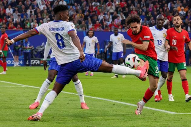 Volksparkstadion, Hamburg UEFA EURO 2024 Germany, Quarterfinal 5 July 2024 , Portugal France v l , AurÃ lien Tchouameni France , Vitinha Portugal ,Duel, Action, Action, Battles for the Ball Copyright: JoaquimxFerreira
