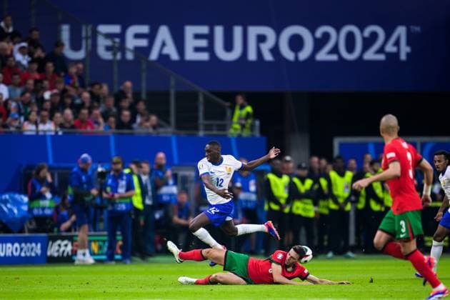 240705 Randal Kolo Muani of France and Joao Palhinha of Portugal during the UEFA Euro 2024 Football Championship Quarterfinal between Portugal and France on July 5, 2024 in Hamburg Photo Jesper Zerman BILDBYRAN kod JZ JZ0551 fotboll football soccer fotballs em europamästerskap em uefa euro uefa european football championship euro 2024 portugal frankrike france bbeng bbauto  Copyright: JESPERxZERMAN BB240705JZ030