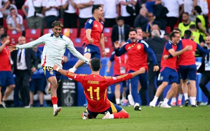 Football, European Championship, EURO 2024, quarter-final, MHP Arena Stuttgart Spain Germany 2 1 n V Final cheer Ferran Torres SPA , Lamine Yamal SPA Cheers, joy, action
