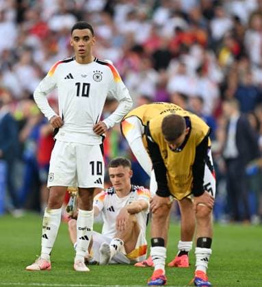 05 07 2024, Football UEFA EURO 2024, quarter-final, Spain Germany, in the Stuttgart Arena v l Jamal Musiala Germany and Florian Wirtz Germany are disappointed